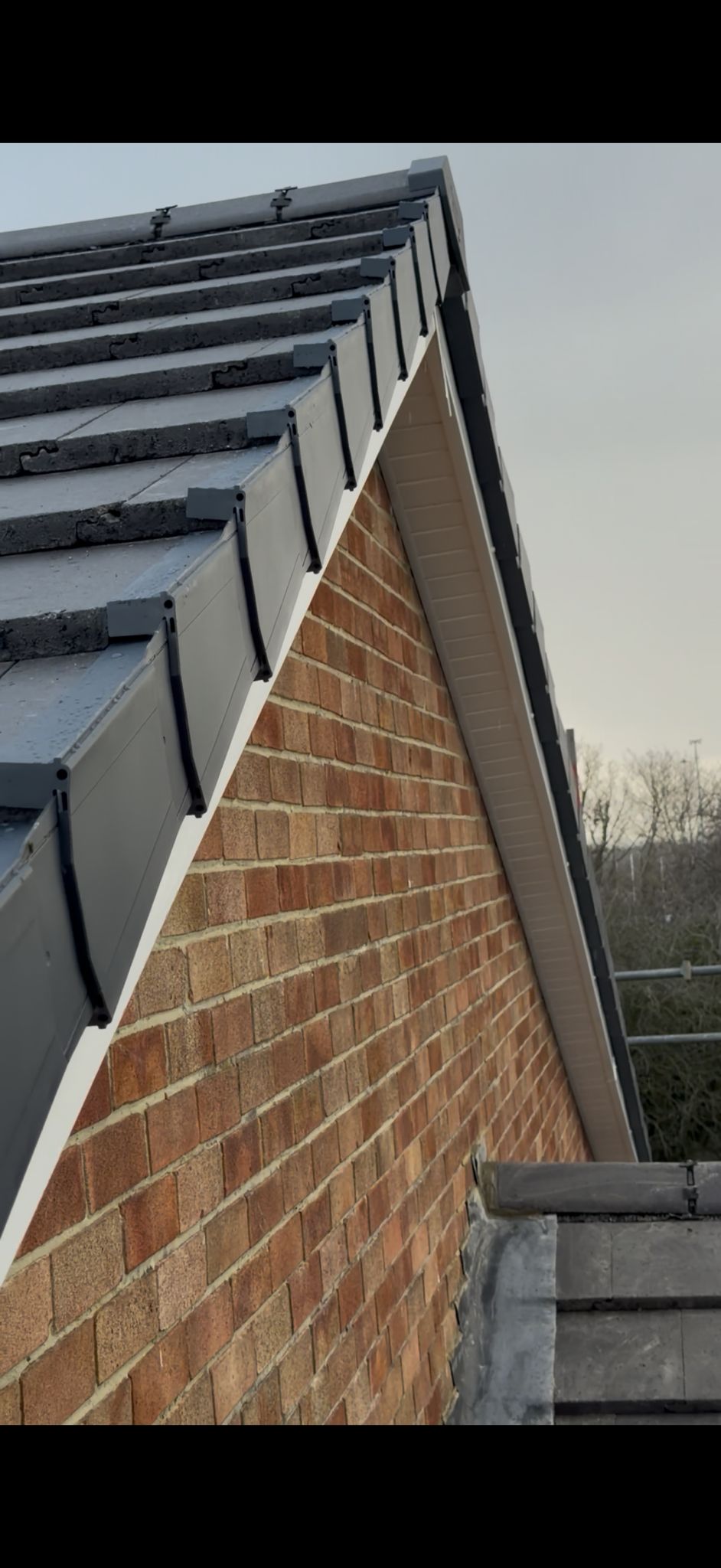 Dry verge system fitting